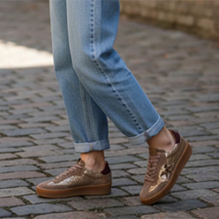 Meline - 525 SBT Taupe/Burgundy Platform Trainer<br />
